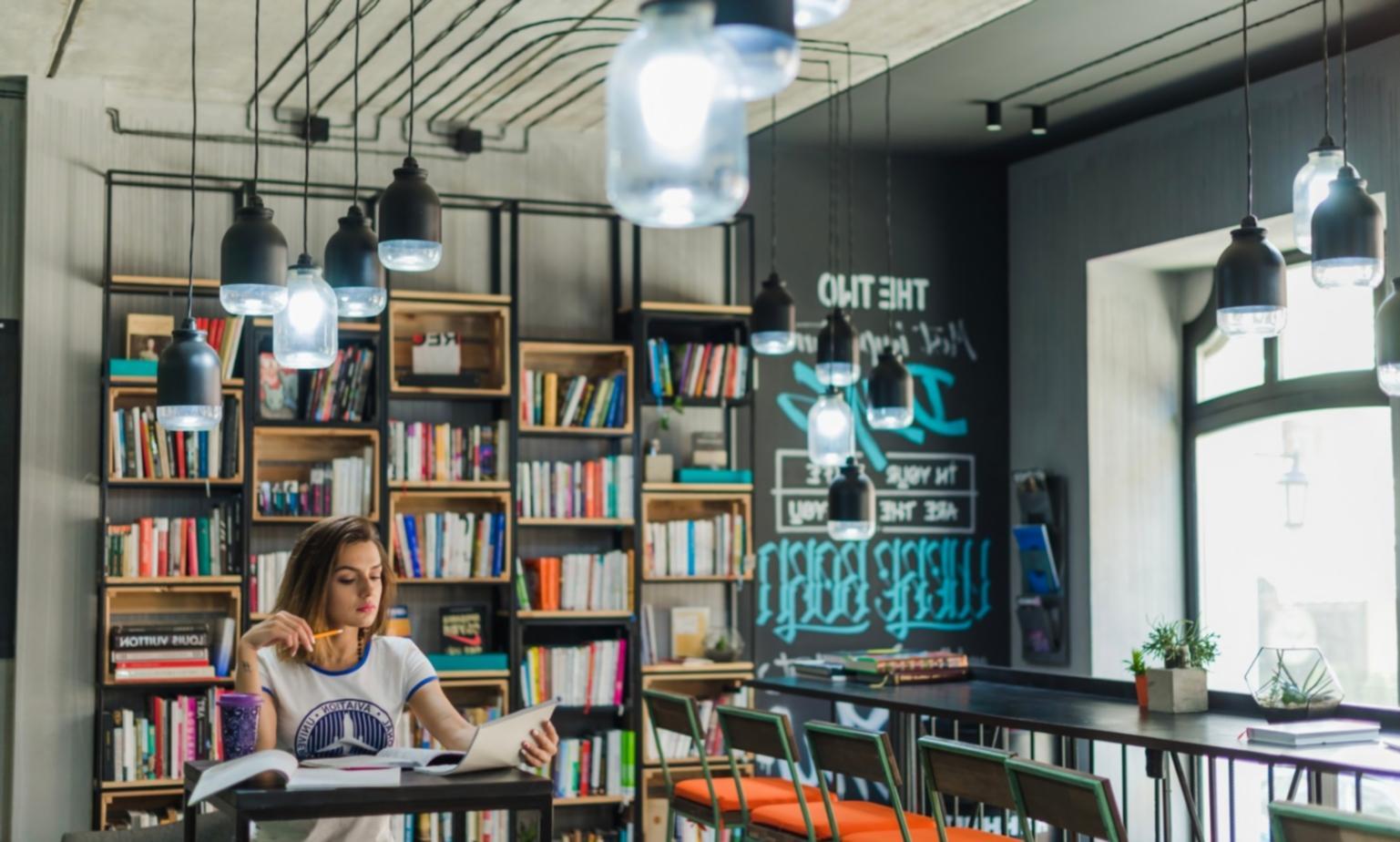 Profesionales trabajando en análisis presupuestario colaborativo